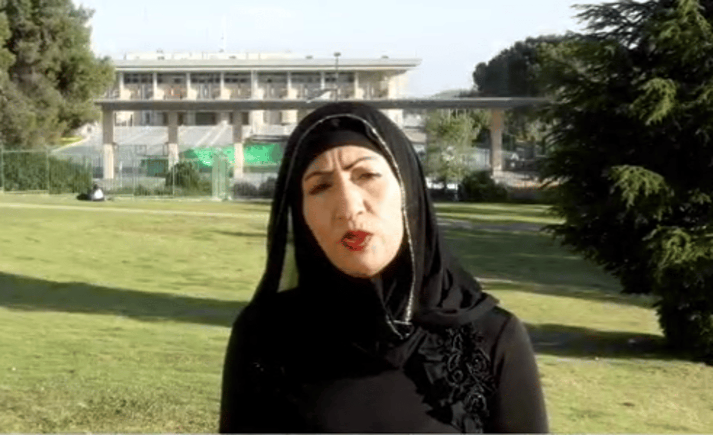 צפו: מוסלמית מסכנת את נפשה ומשבחת את ישראל