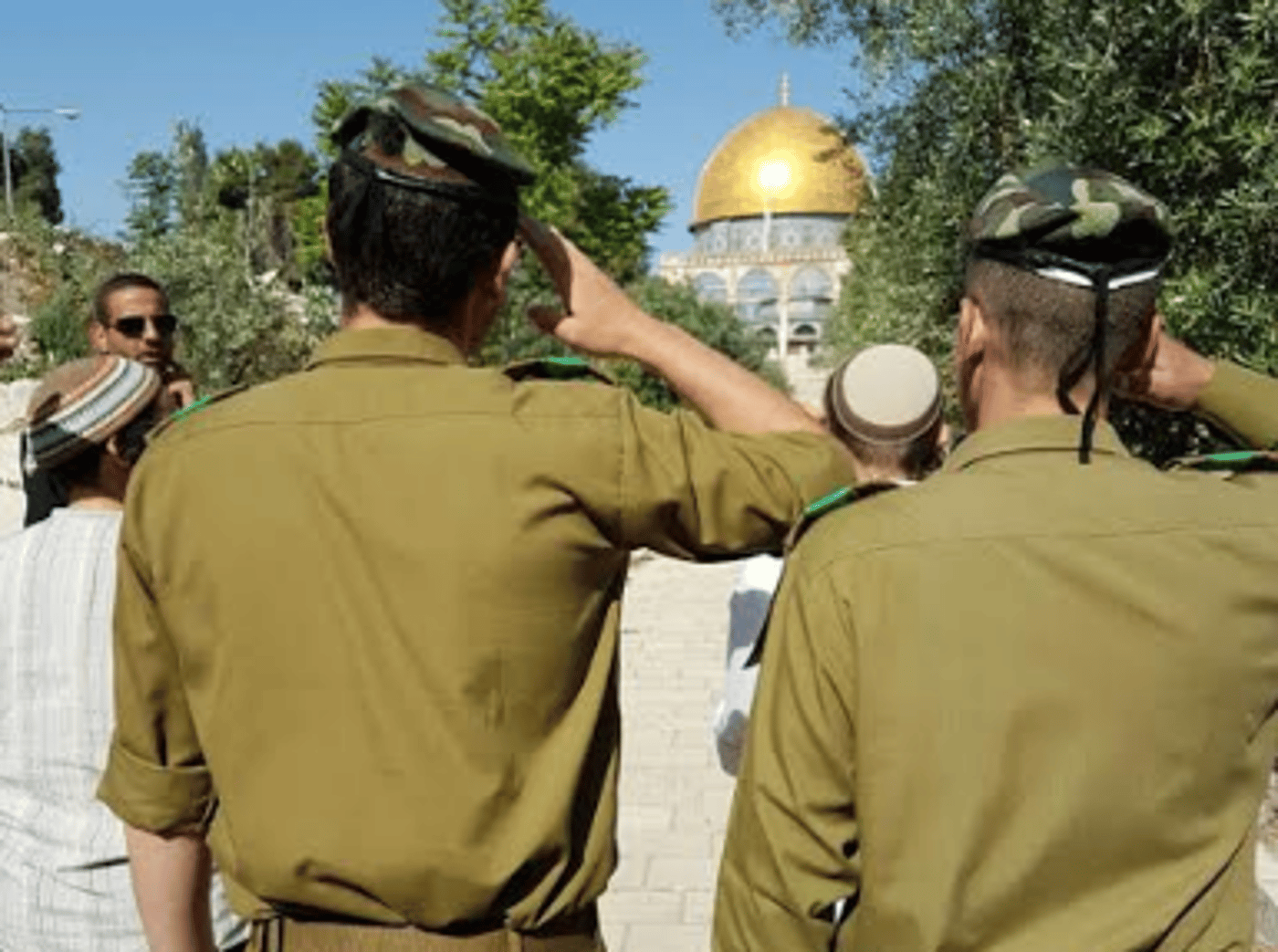זו עצמאות? חיילים הצדיעו בהר הבית והורחקו