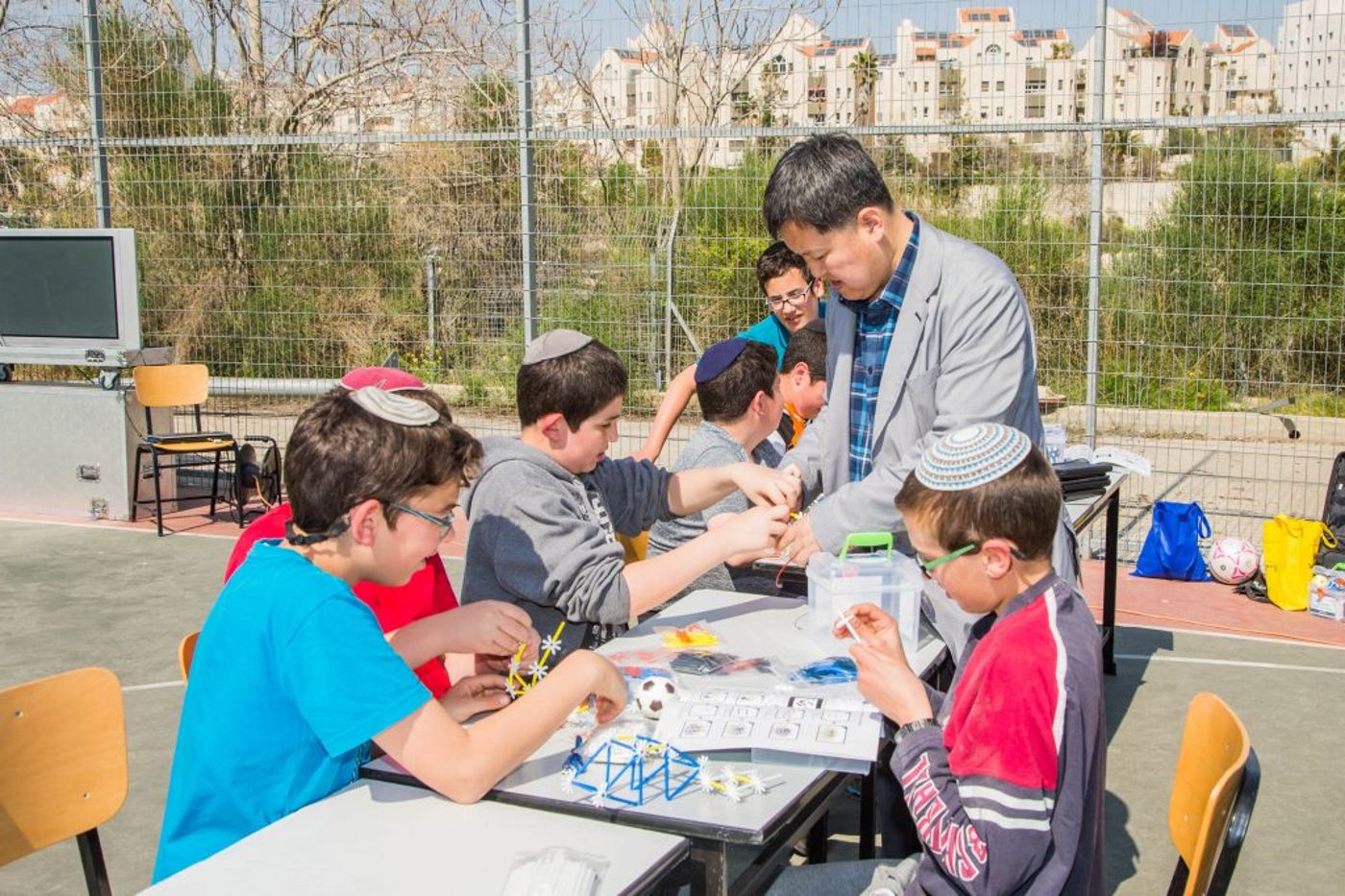 לא רק בכיתה: לומדים מתמטיקה עם הידיים