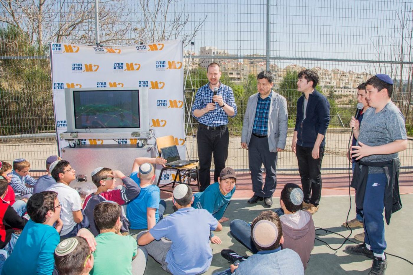 לא רק בכיתה: לומדים מתמטיקה עם הידיים