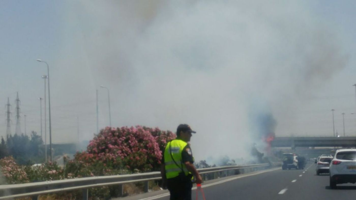 כביש מספר 1 נחסם לתנועה בגלל שריפה
