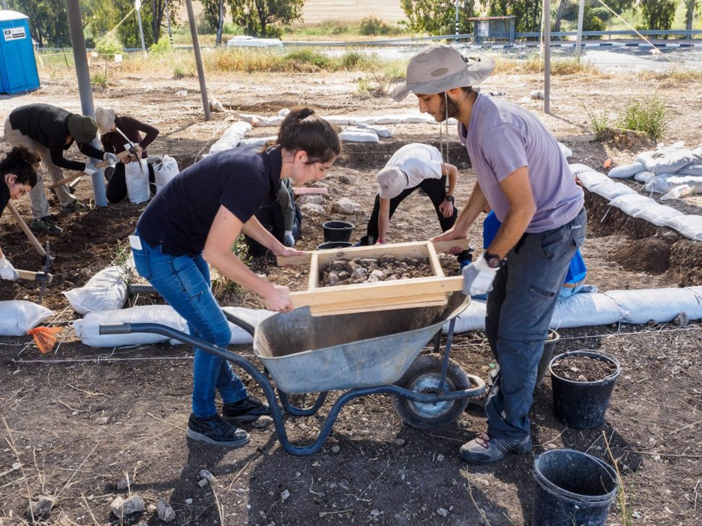 תלמידי מכינת חנתון באתר החפירות (אסף פרץ, רשות העתיקות)