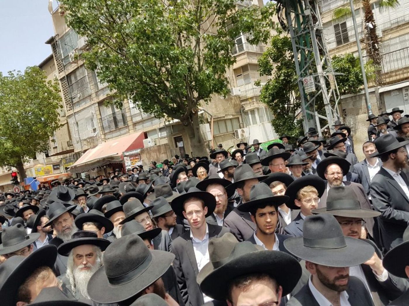 אלפים בהלווית הרב יעקב בורנשטיין בבני ברק