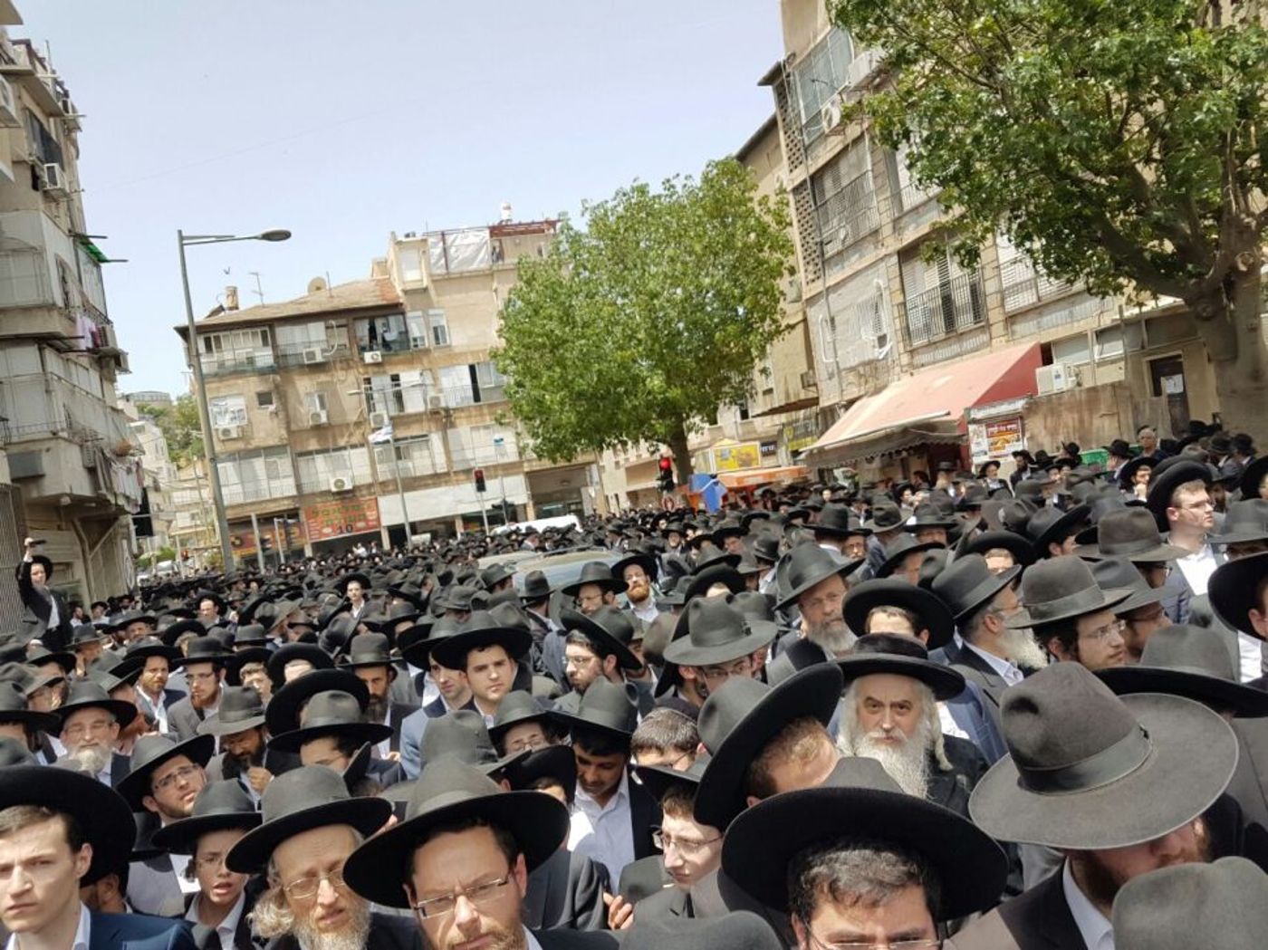 אלפים בהלווית הרב יעקב בורנשטיין בבני ברק