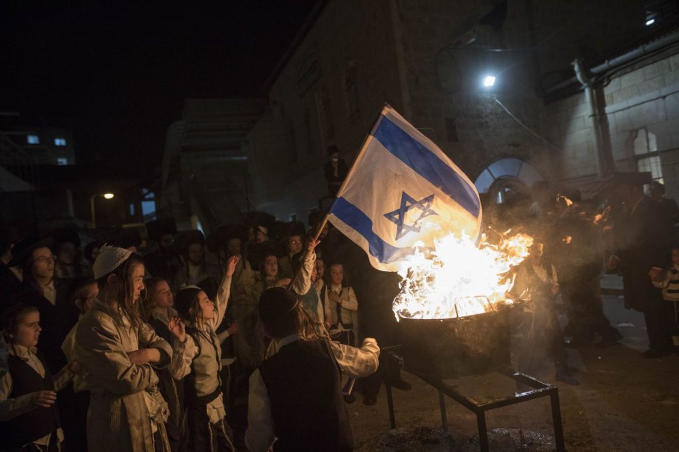 נעצרו חשודים בשריפת בובת החייל בל"ג בעומר