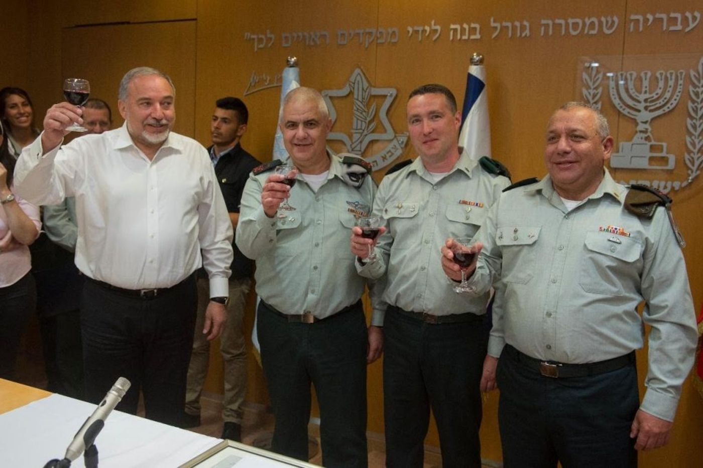 מנליס שני מימין