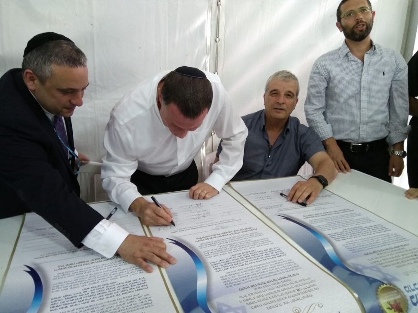 ישראל גנץ, אבי רואה, יולי אדלשטיין חותמים על הקלף שהונח באבן הפינה (דוברות מועצה אזורית בנימין)