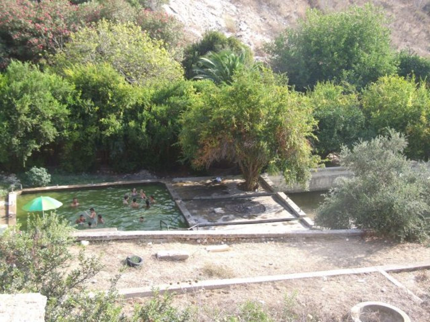 מעיין קטן, חצי סודי ופסטורלי, מהסוג שמושך אליו אנשים טובים.