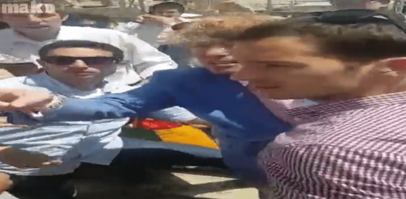 צפו: המליונר חילק כסף בכותל, ההמונים התנפלו