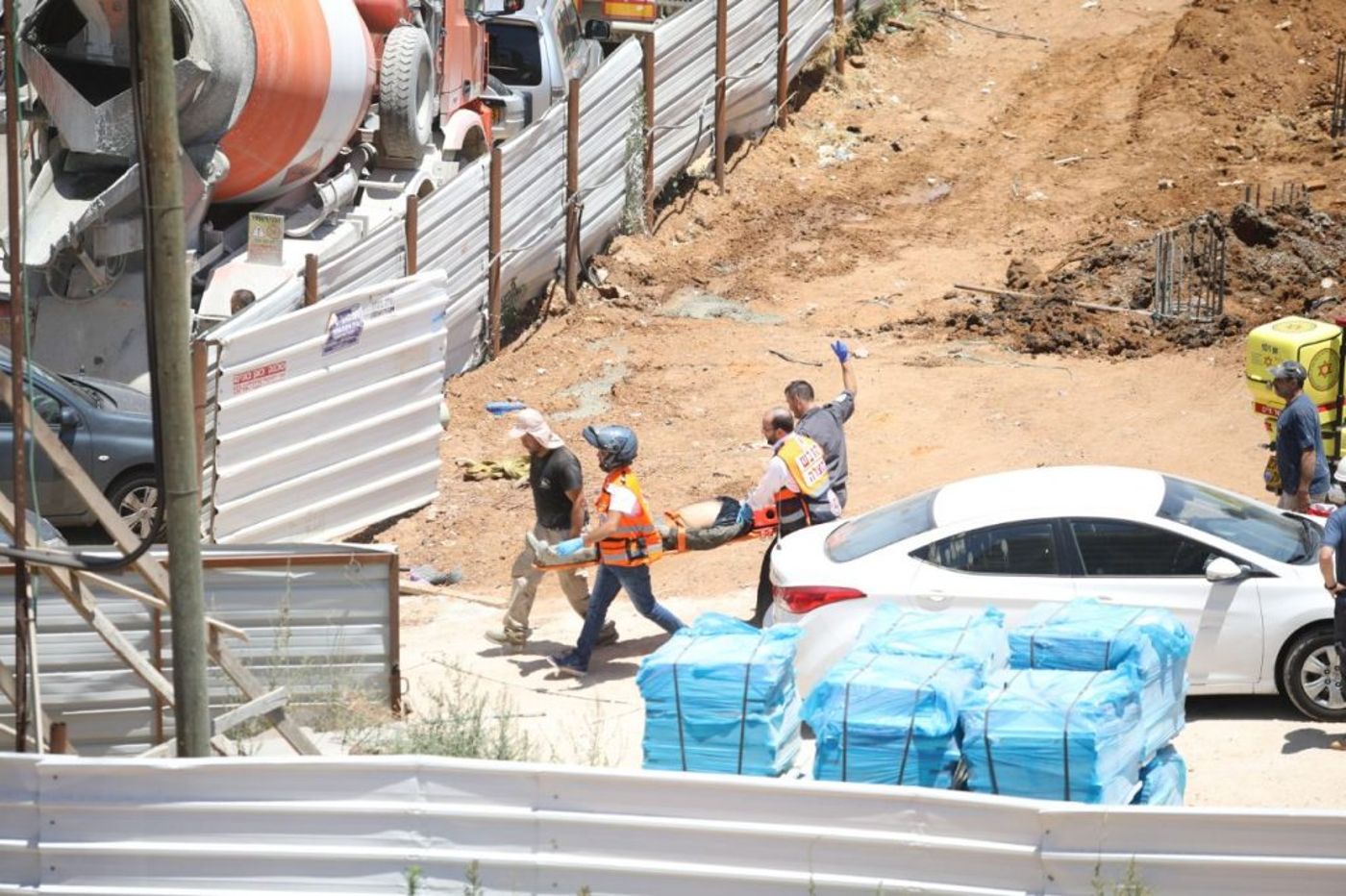גני תקווה: תקרת בית ספר בבנייה קרסה על הפועלים