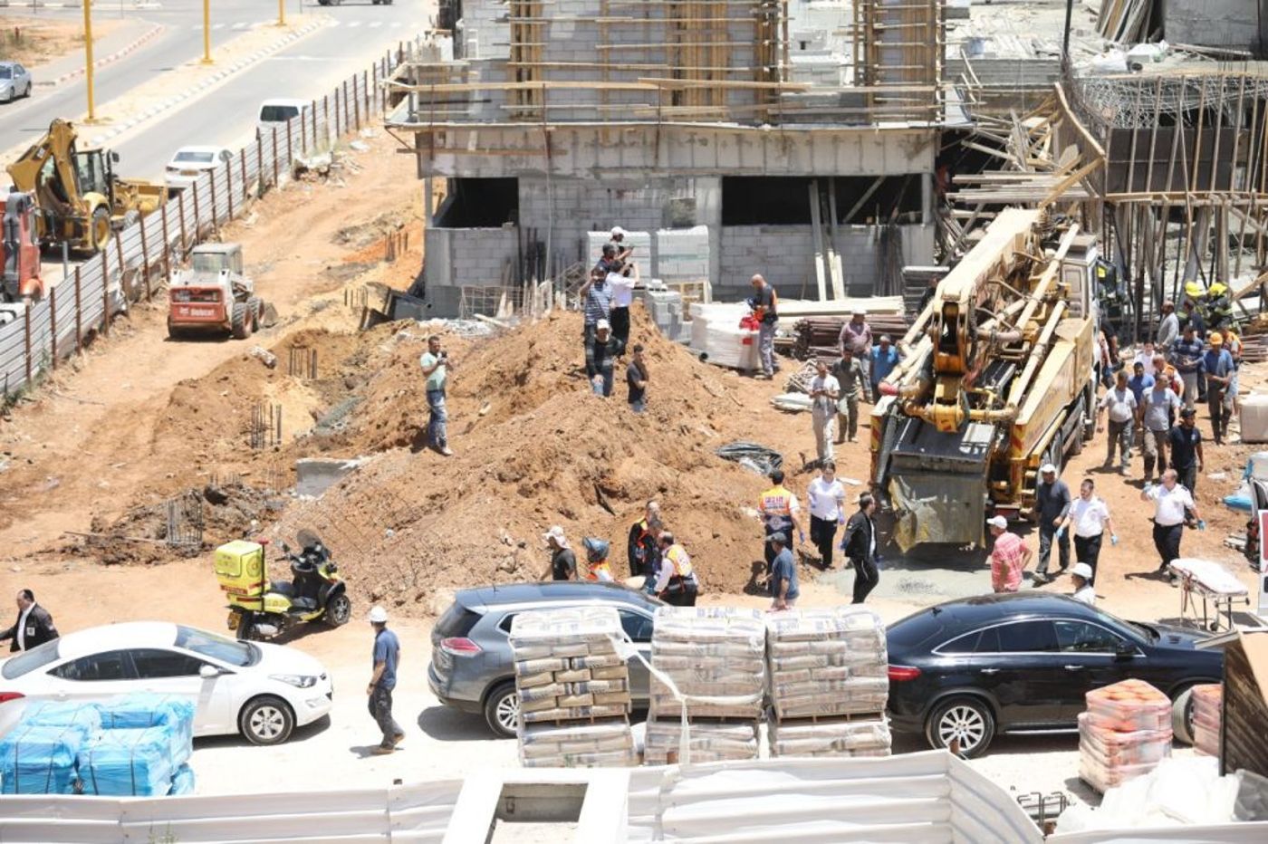 גני תקווה: תקרת בית ספר בבנייה קרסה על הפועלים