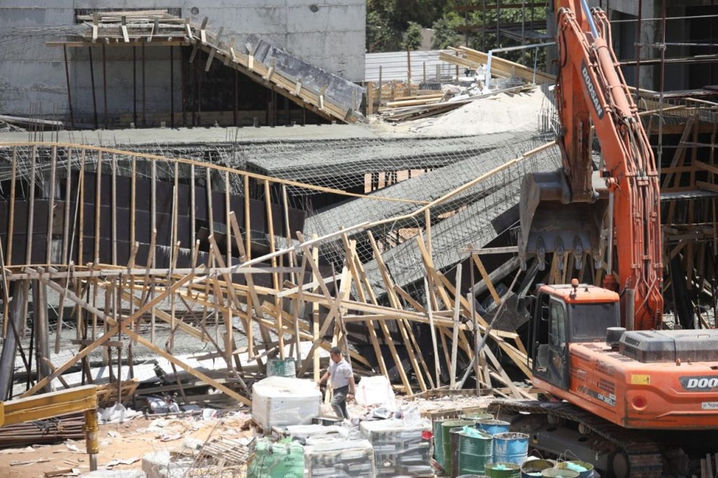 גני תקווה: תקרת בית ספר בבנייה קרסה על הפועלים
