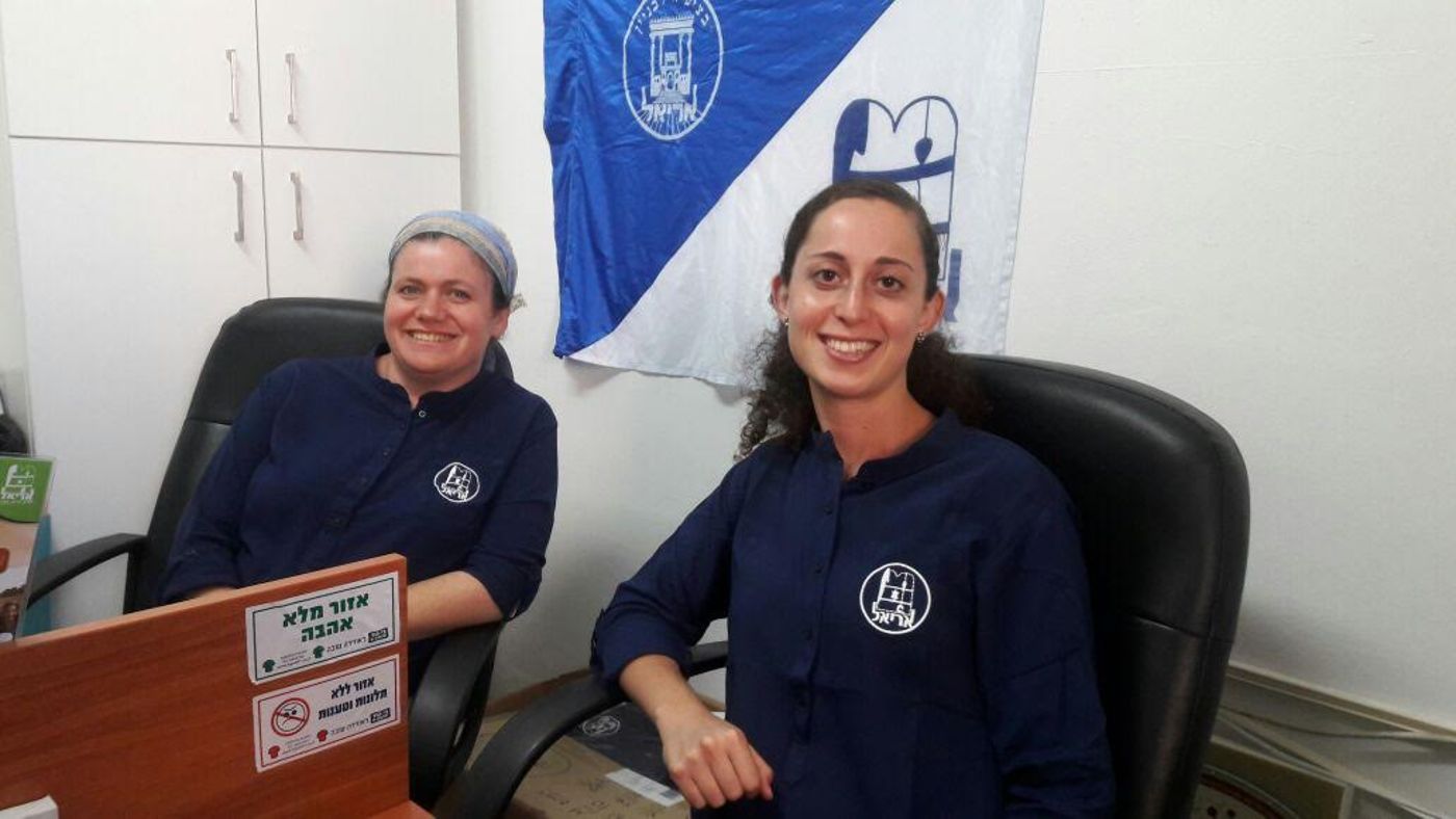 כפתורים במקום שרוך: החולצה האופנתית של תנועת הנוער
