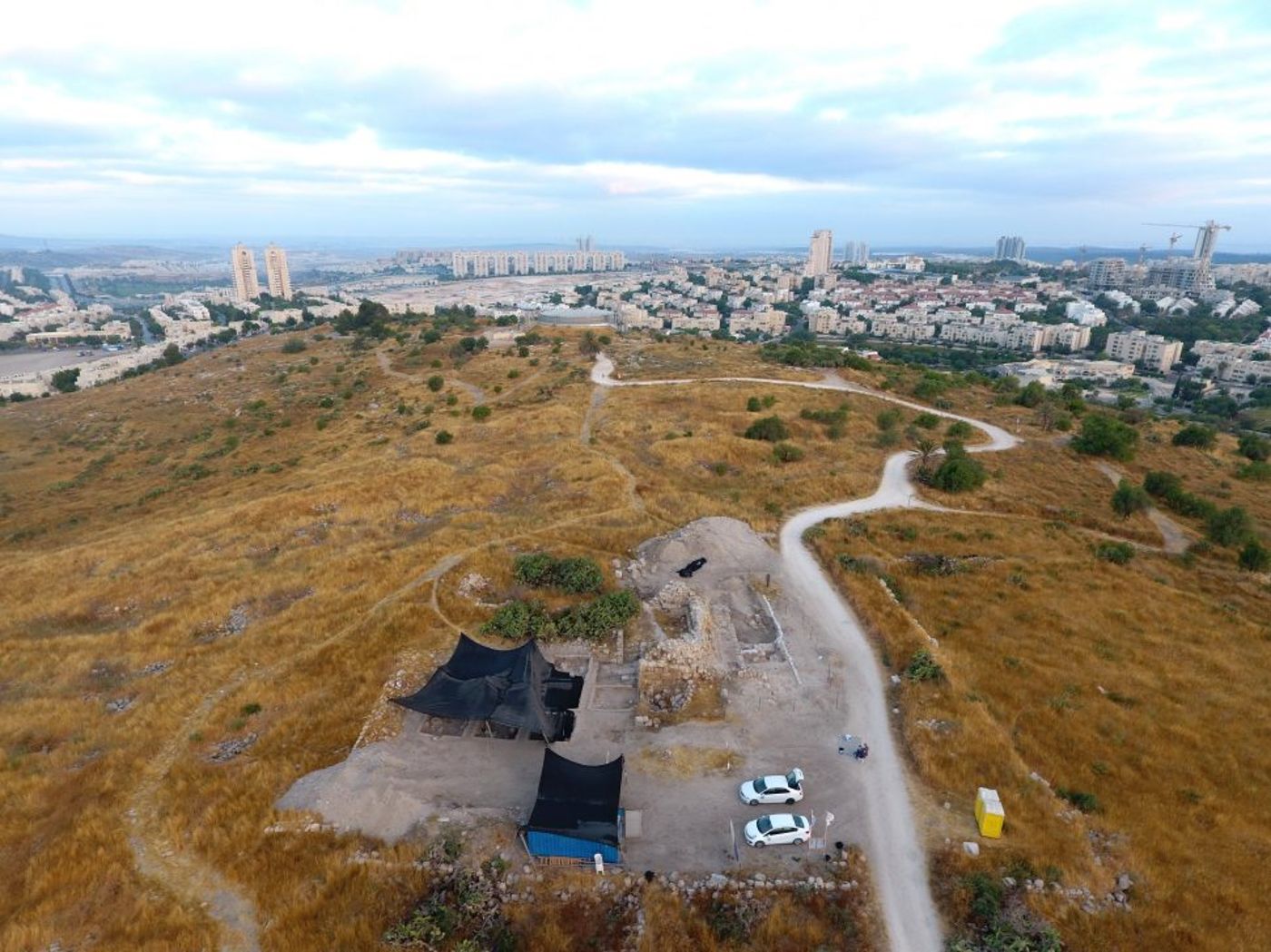 חפירת התיתורה במודיעין – צילום אווירי: יצחק מרמלשטיין, רשות העתיקות