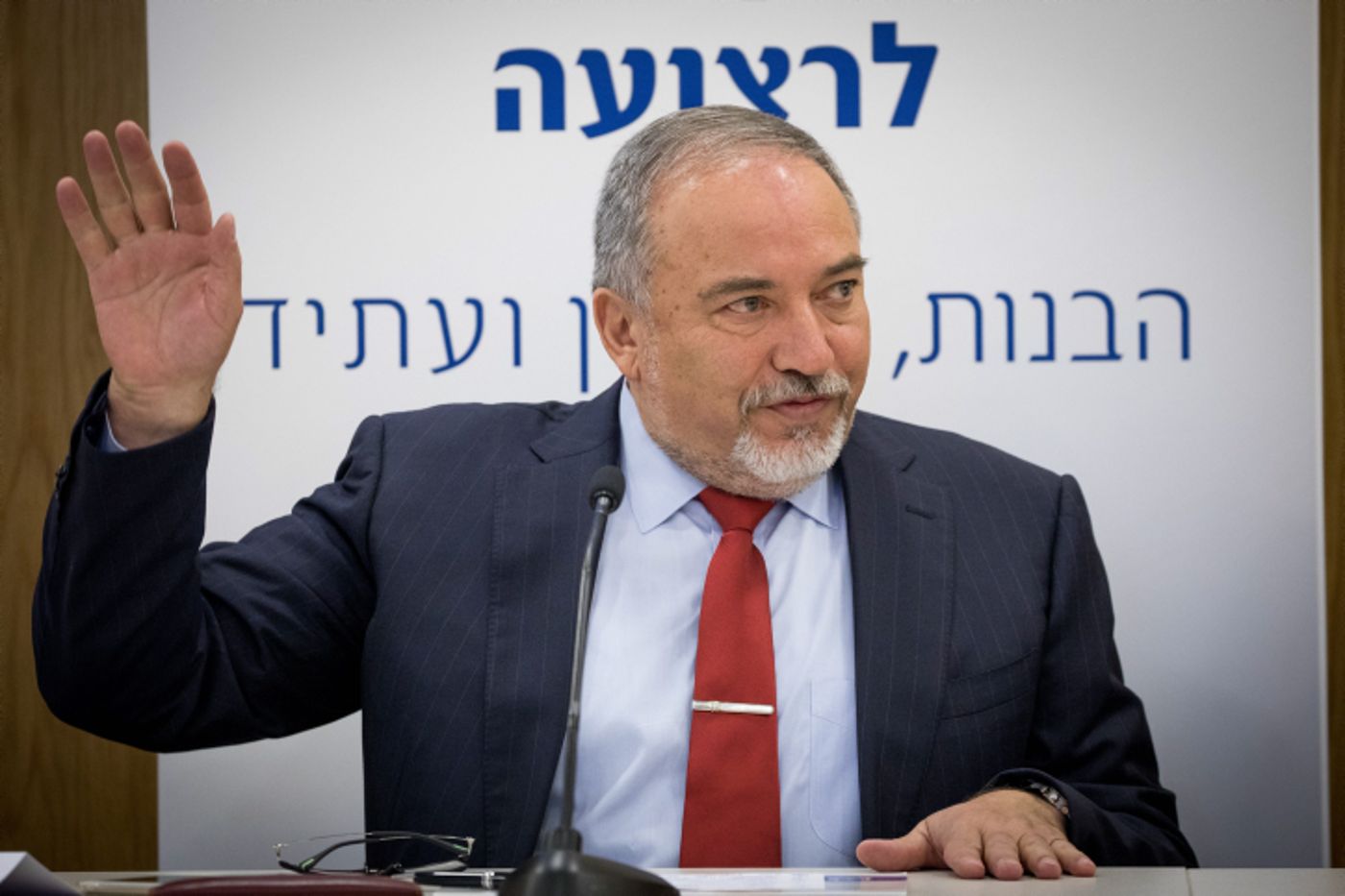 משעשע: כך הגיב ליברמן כשכינו אותו "הרב"