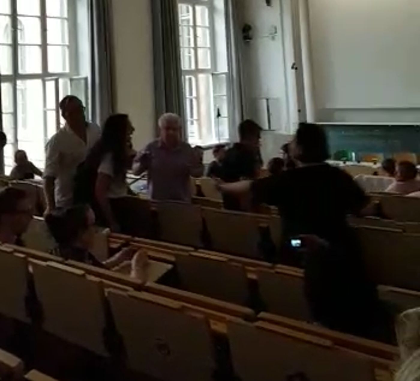 צפו: ישראלים פעילי BDS פוצצו הרצאה של ח"כ לביא