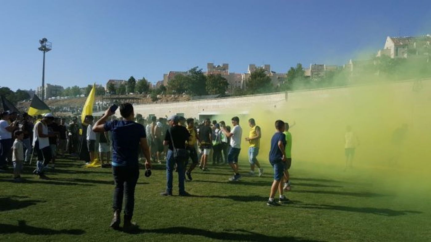 צפו: אוהדי בית"ר ירושלים בקבלת פנים לשחקנים