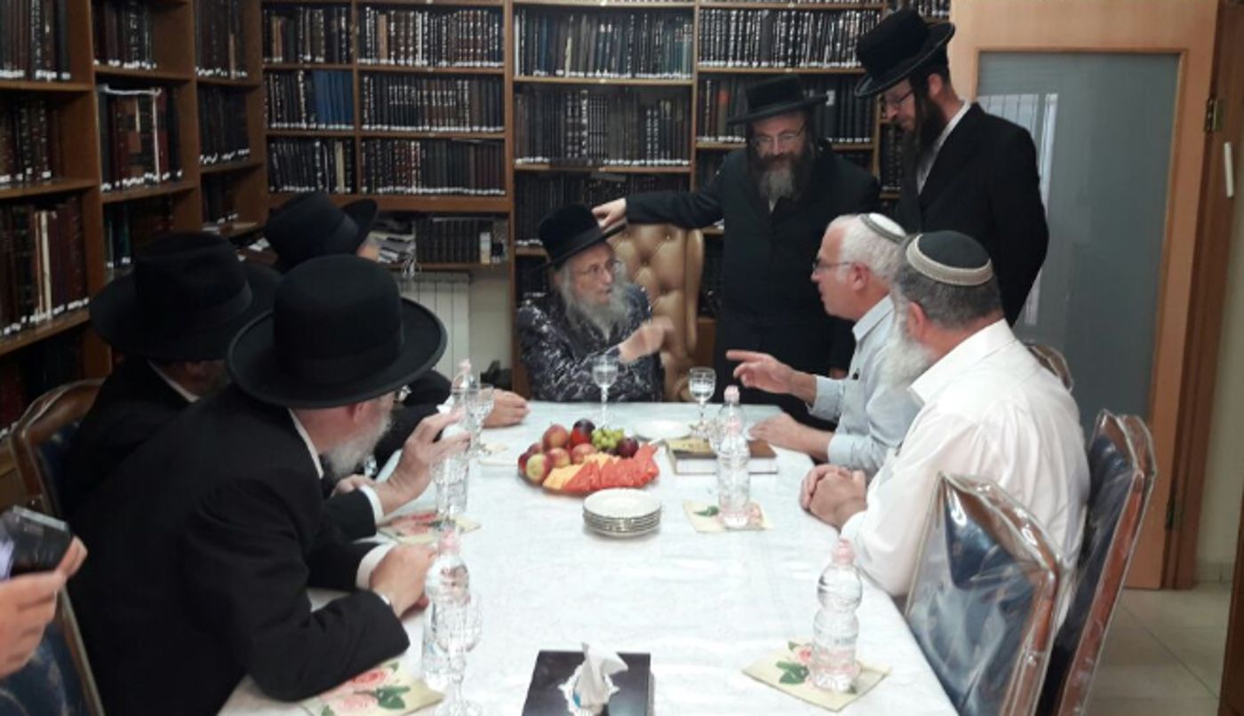 פגישה נדירה: שר מהציונות הדתית במעונו של מנהיג העדה החרדית