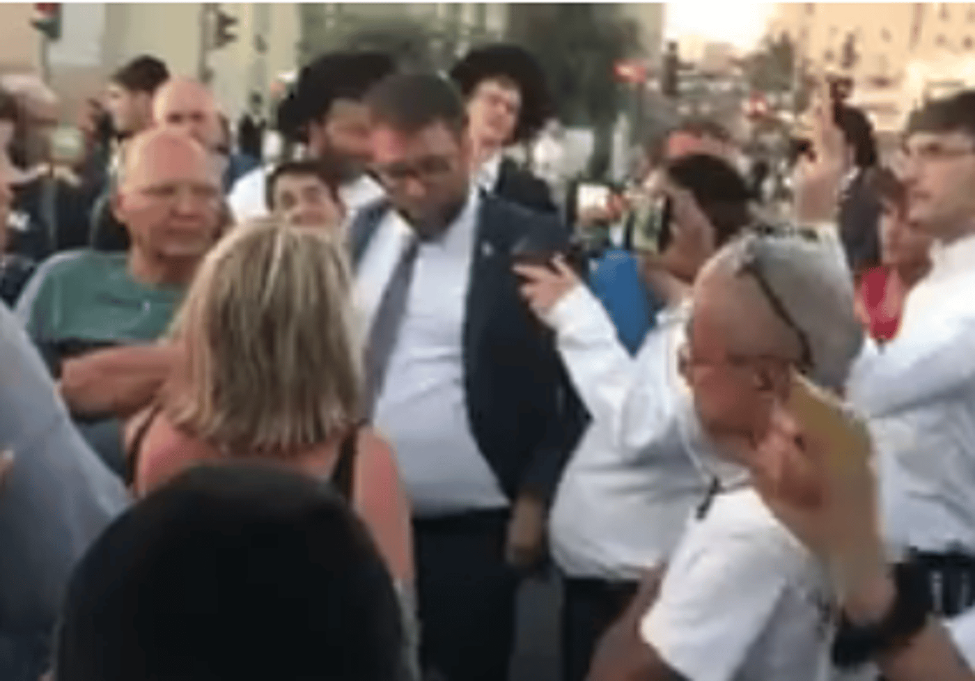 צפו: ח"כ אורן חזן הותקף בהפגנת הנכים