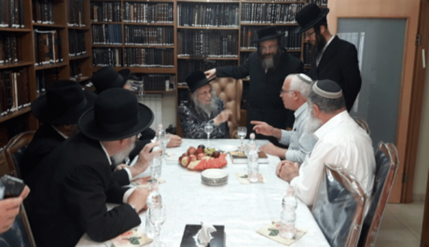 'ביקור מוזר': זעם בסאטמר על ביקורו של אורי אריאל