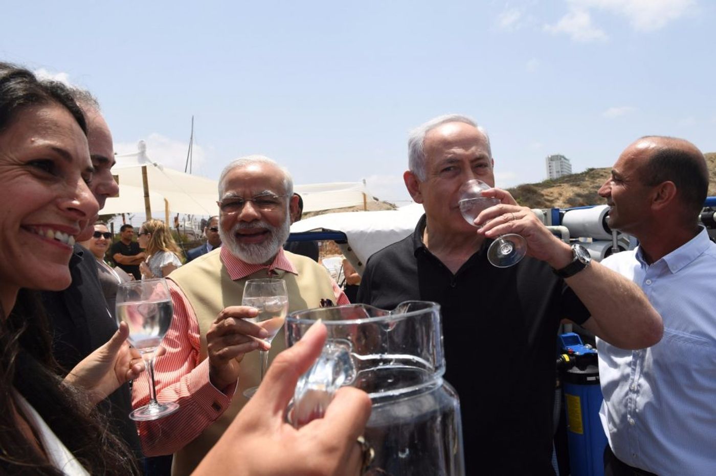 BFF: נתניהו ומודי משכשכים רגליים בחוף אולגה