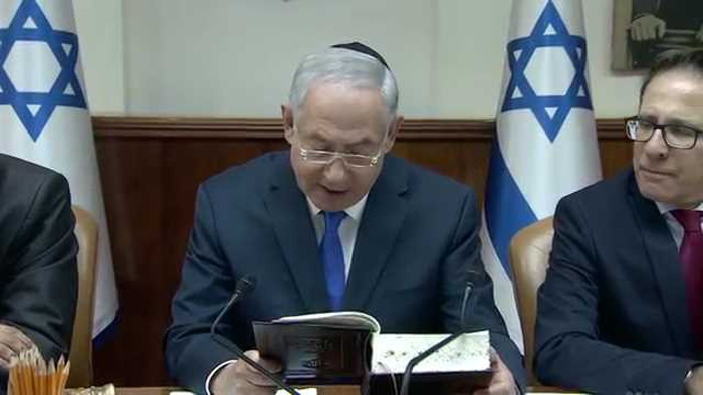 ישיבת הממשלה: נתניהו חבש כיפה והקריא מהתנ"ך