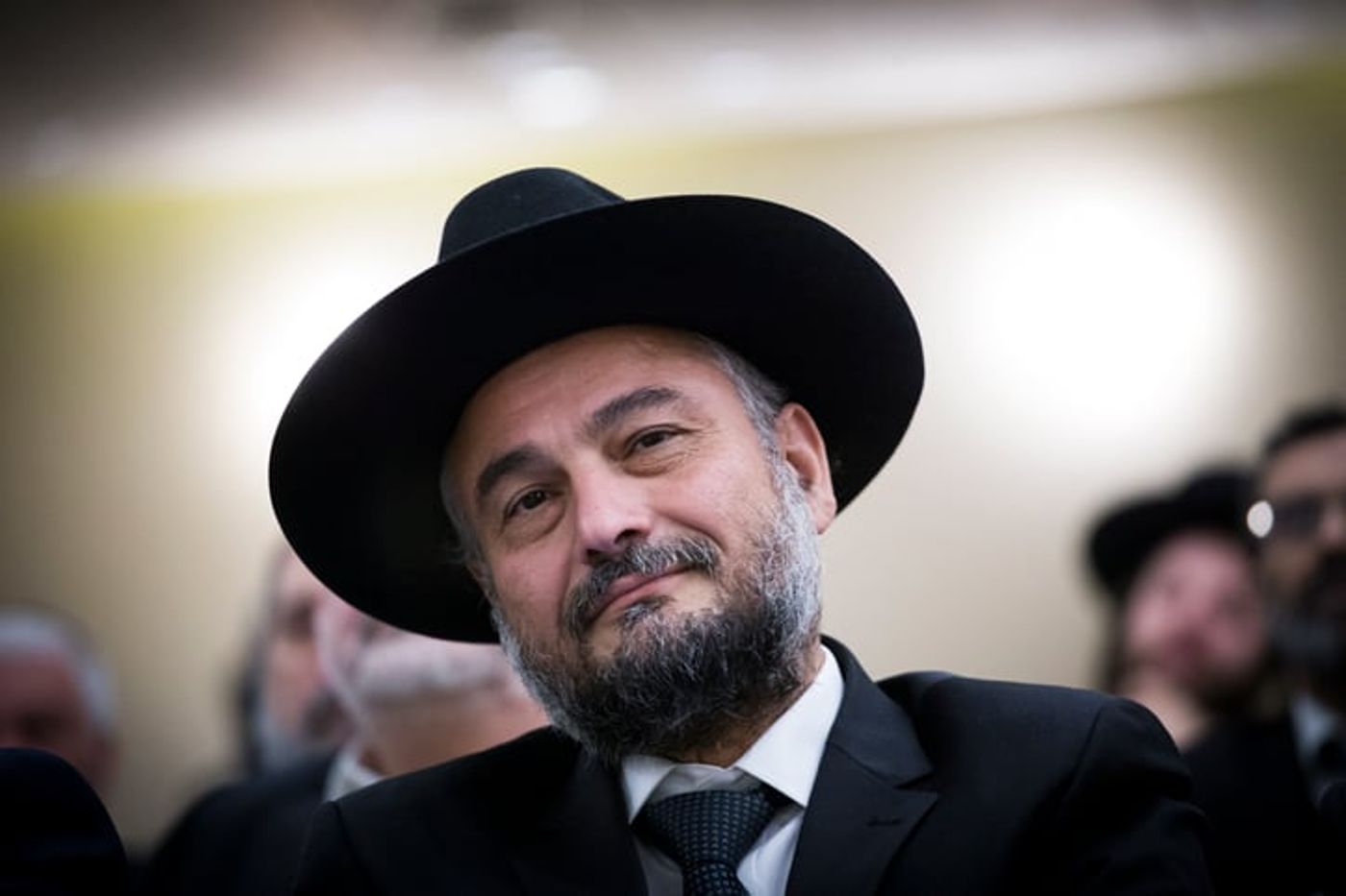 "אמצי כלבי פרא": אבוטבול בעקיצה לשרה נתניהו