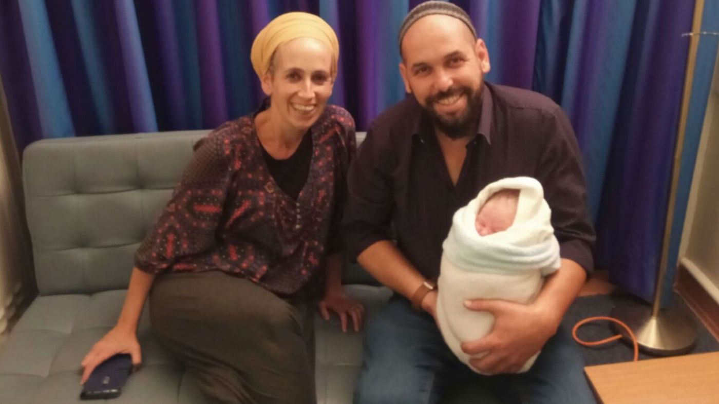 מגורשי עמונה חוגגים את הולדת הבן והנכד