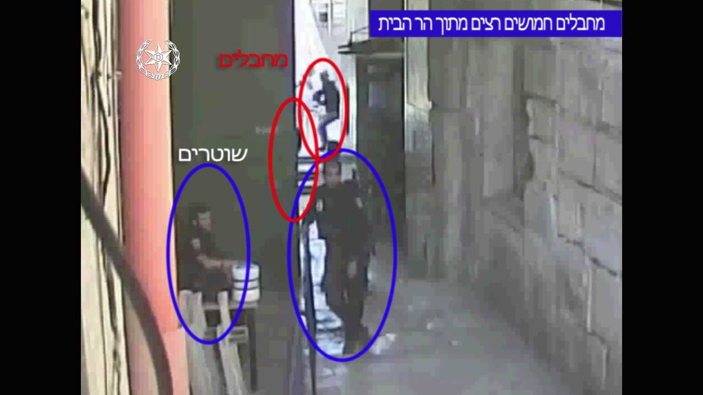 צפו: רגע הפיגוע בשער הכניסה להר הבית