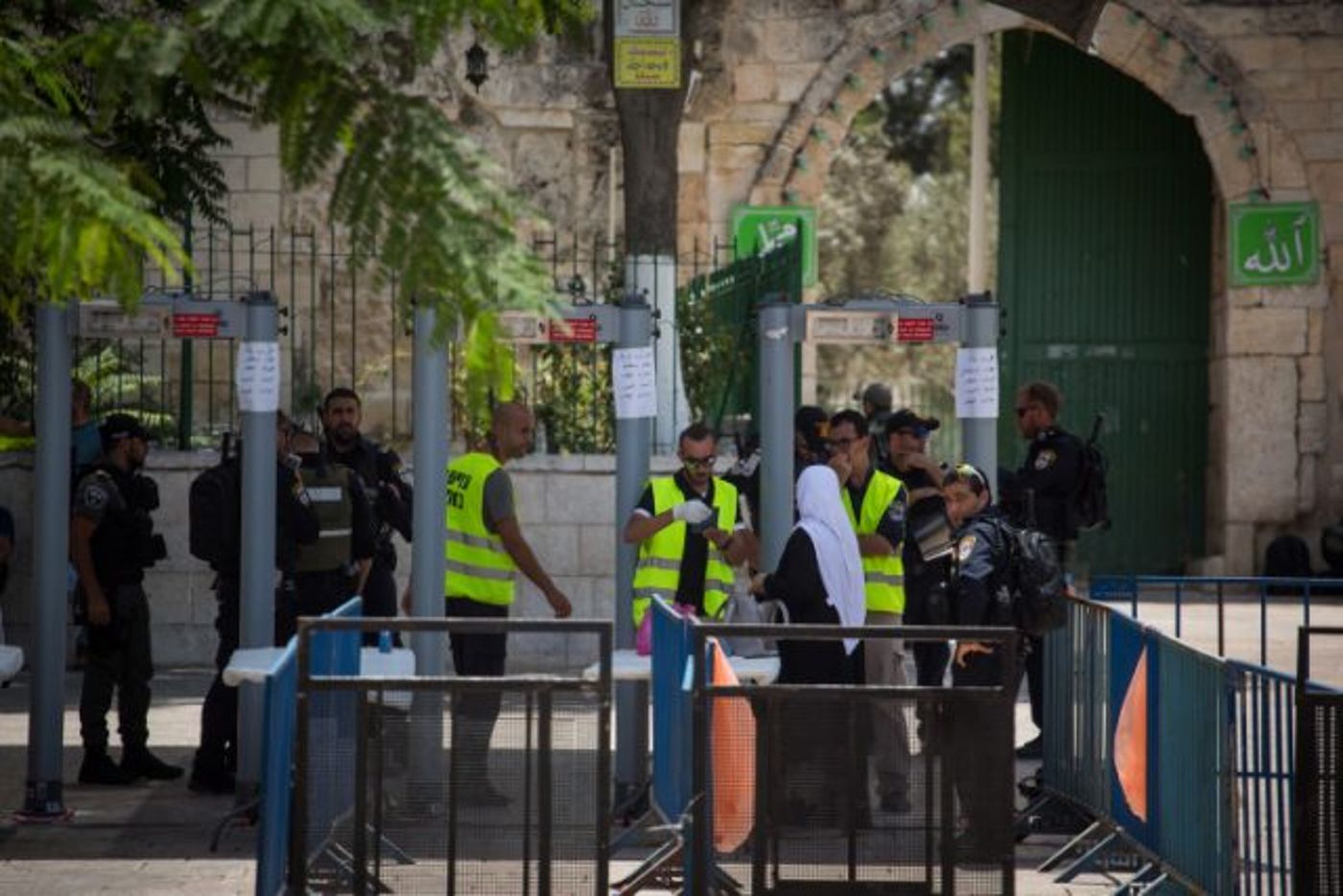 גלאי המתכות החדשים בכניסה להר הבית. עוררו סערה בקרב הפלסטינים