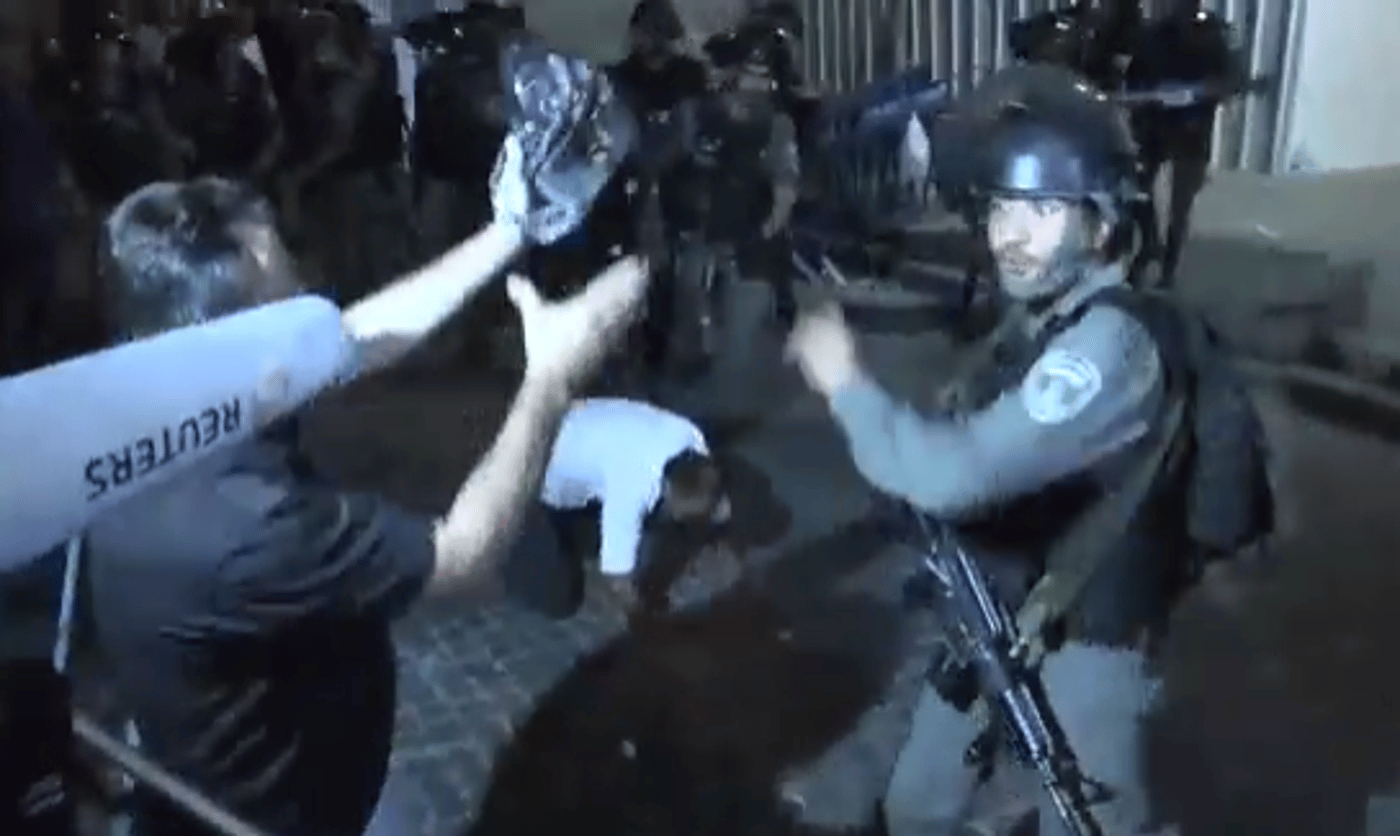 צפו: עימותים קשים בין כוחות הבטחון למתפרעים מוסלמים