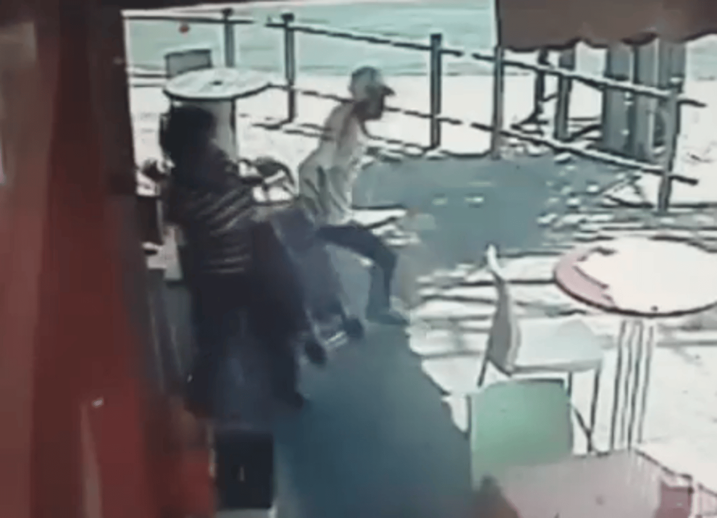 צפו: המחבל מתגנב, שולף סכין ודוקר