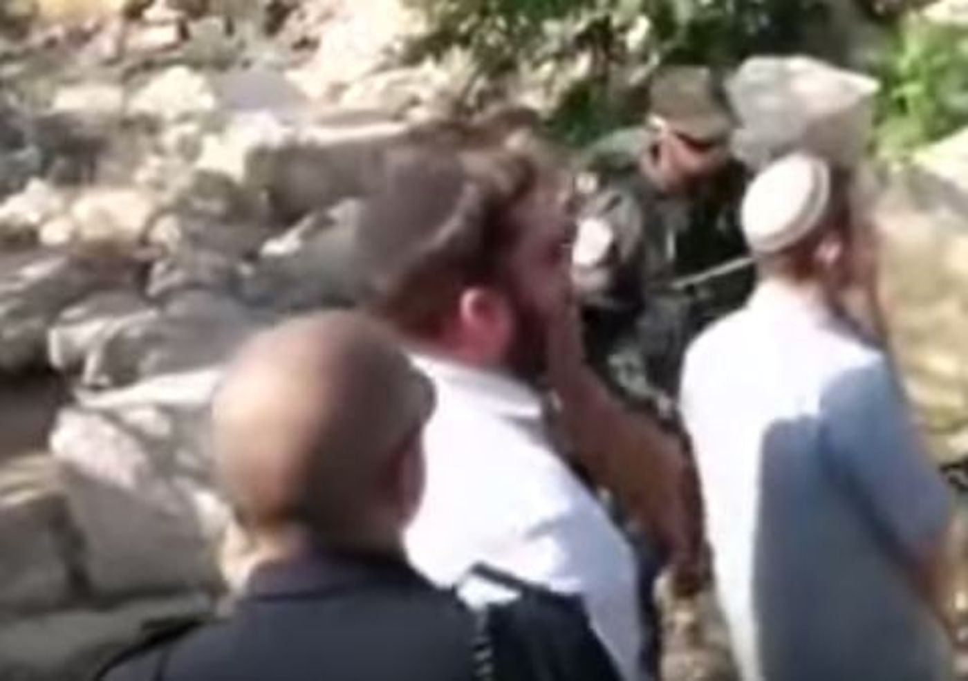 השוטר חסם את פיו של היהודי מלומר קדיש. צפו