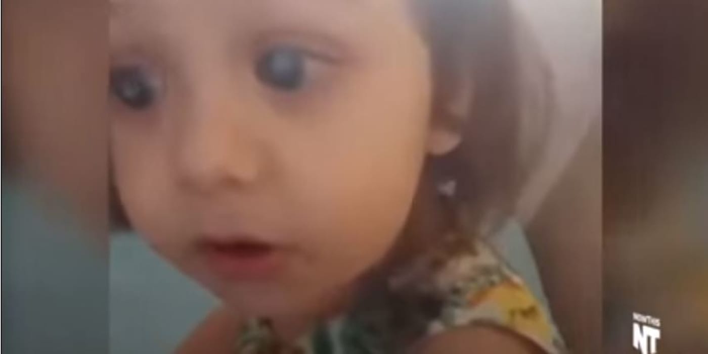 צפו בסרטון המרגש: בת השנתיים רואה לראשונה את אמה