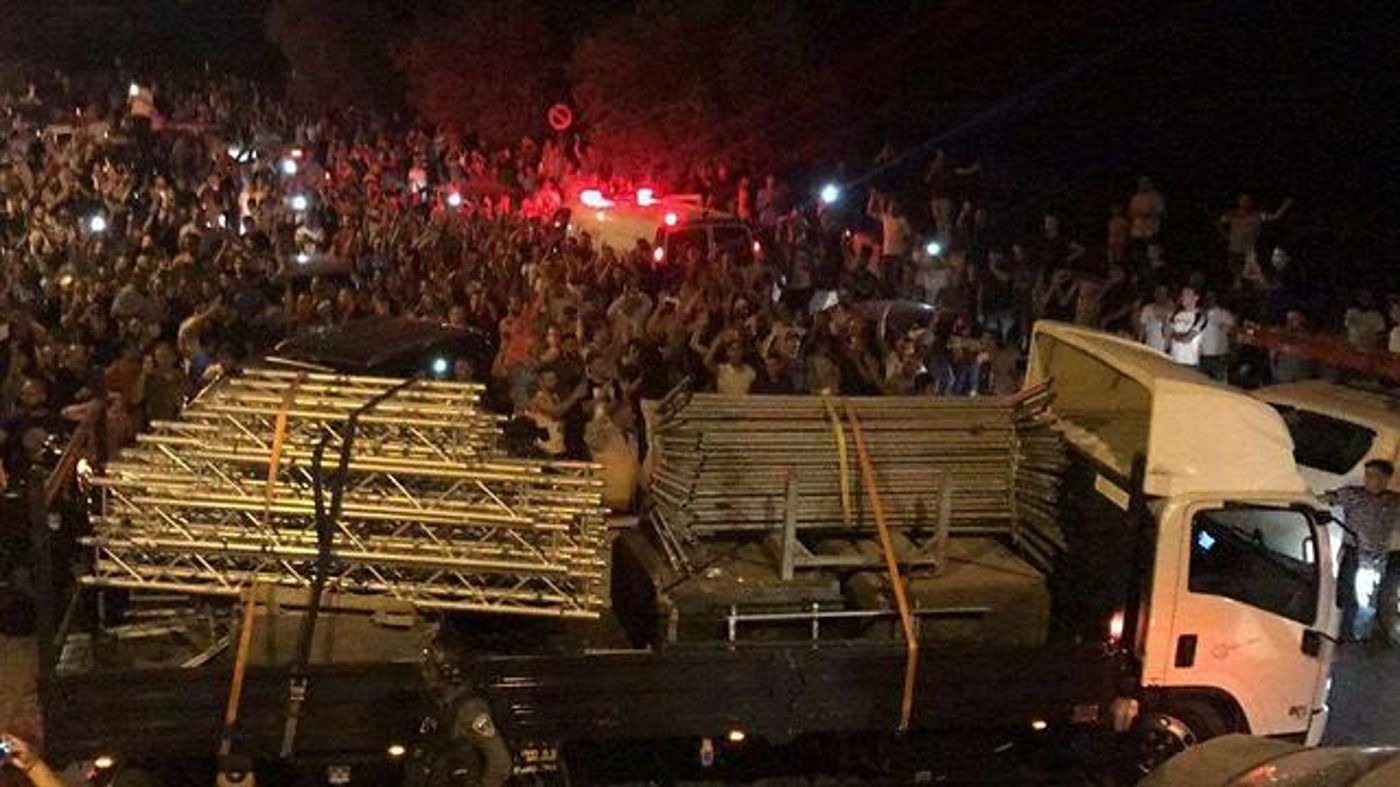כל אמצעי האבטחה הוסרו; מוסלמים חוגגים ברחובות