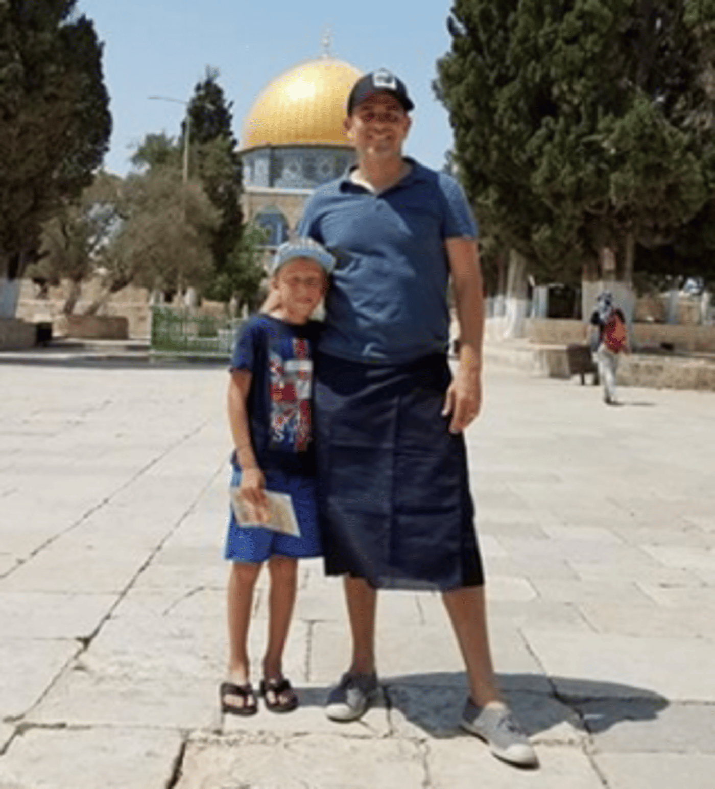 ינון מגל מחופש לתייר