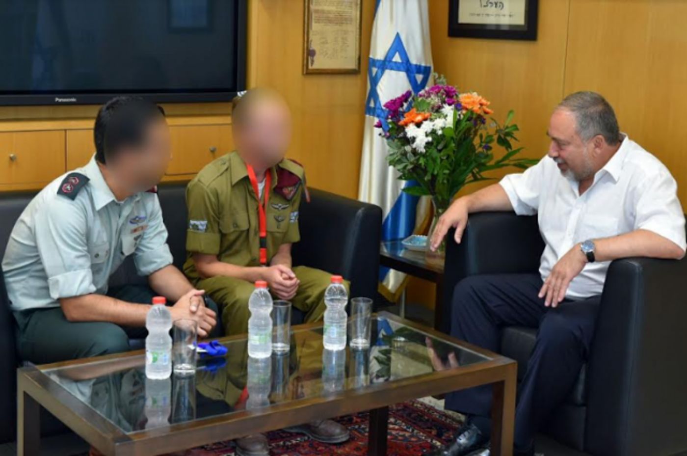 ליברמן נפגש עם הלוחם הסרוג שעצר את הטבח. צפו