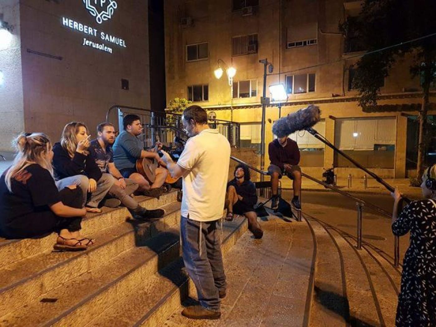 יותר מ-900 בני נוער לנים ברחוב או בגנים ציבוריים (מתוך צילומים לסרט על חייה)