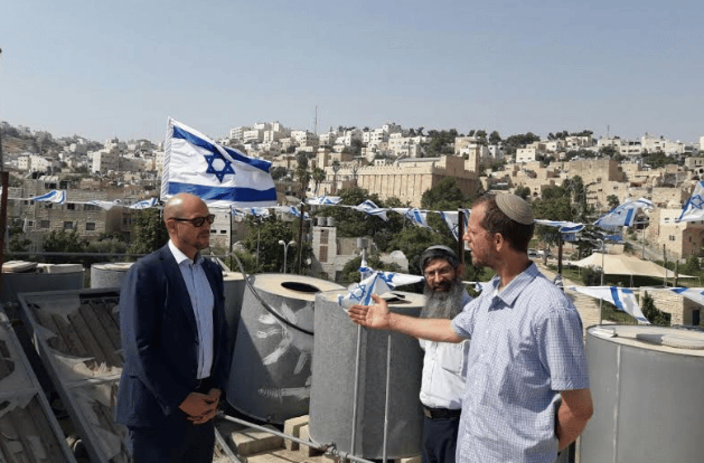 "נתניהו, הכרז על השארת המשפחות בביתן"