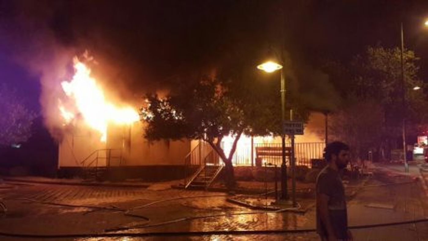 הערב: הלווית ספרי התורה שנשרפו במבוא חורון