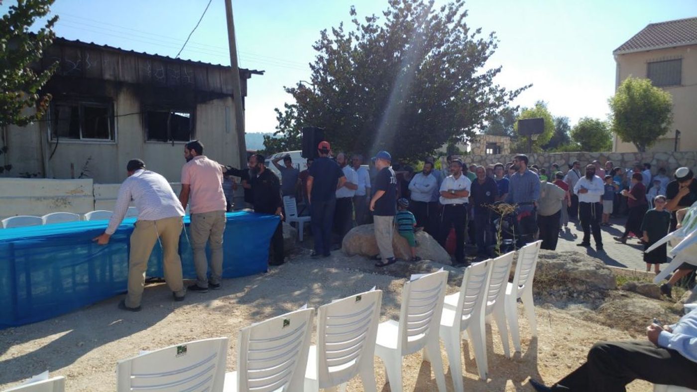 צפו: הלווית ספרי התורה בבית הכנסת שנשרף