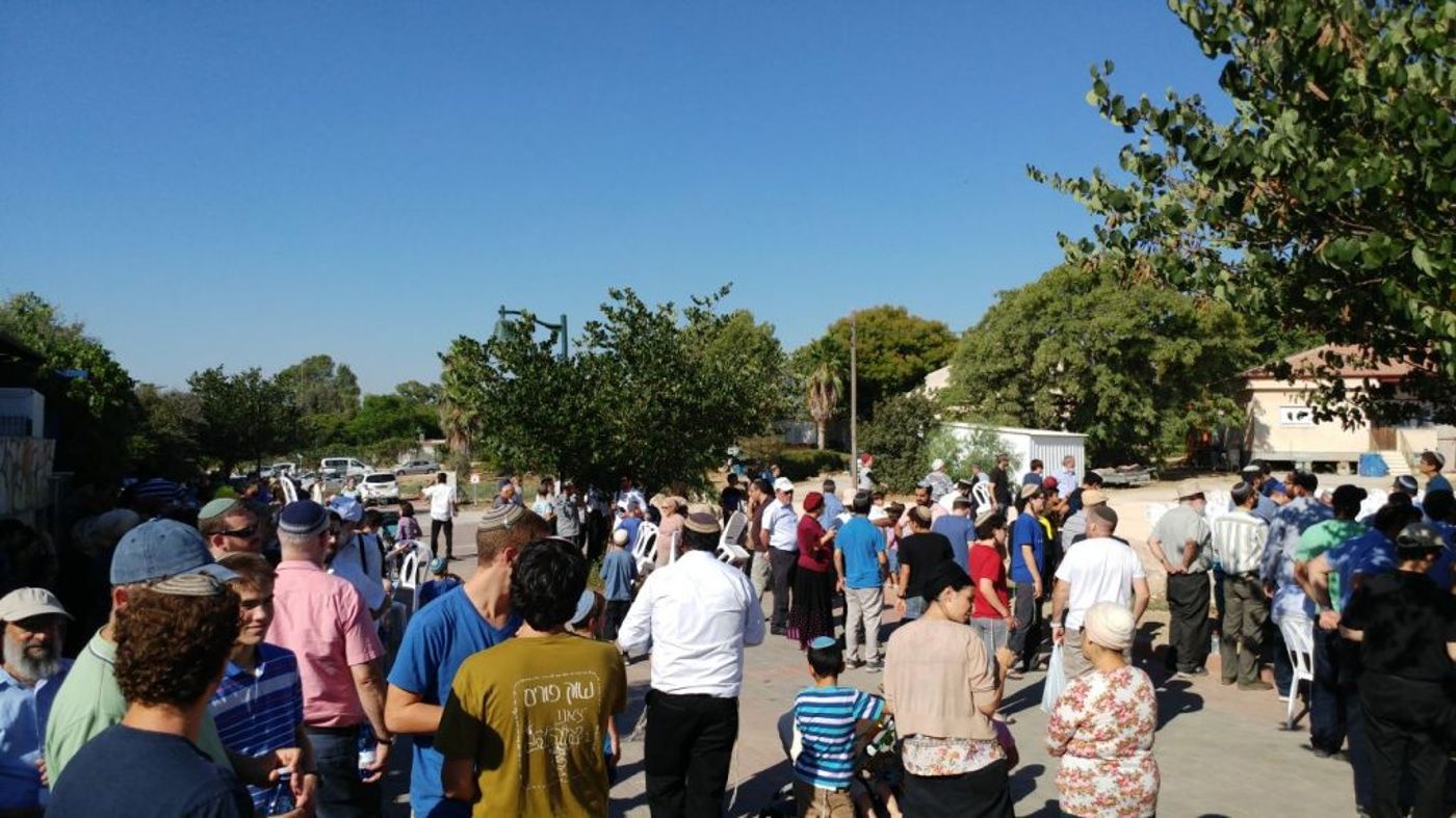 צפו: הלווית ספרי התורה בבית הכנסת שנשרף