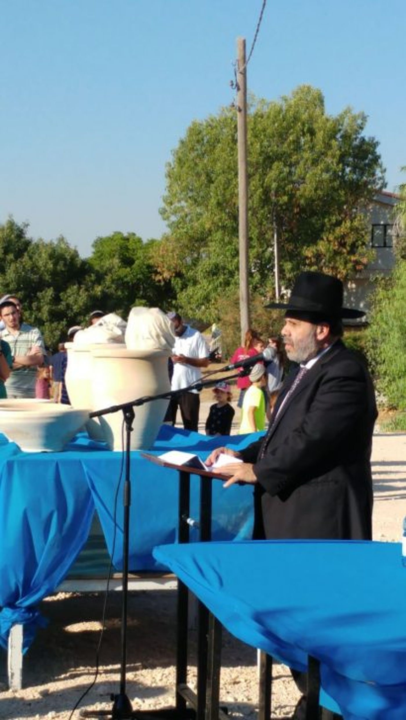צפו: הלווית ספרי התורה בבית הכנסת שנשרף