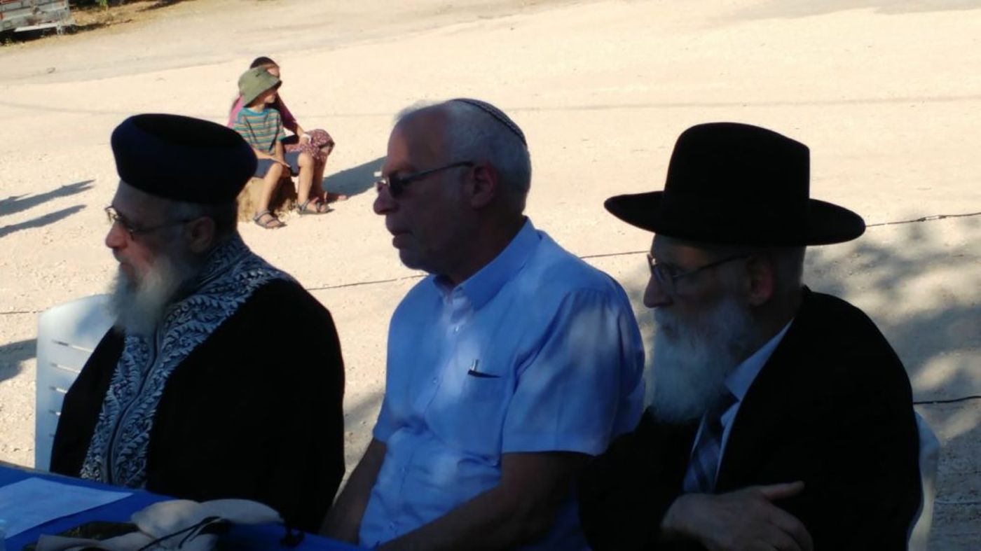 צפו: הלווית ספרי התורה בבית הכנסת שנשרף