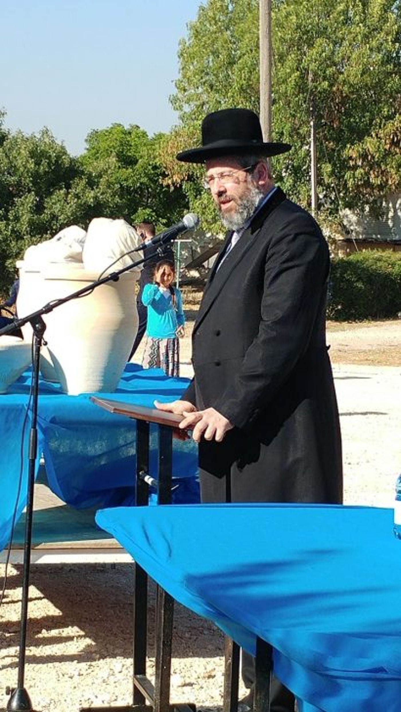 צפו: הלווית ספרי התורה בבית הכנסת שנשרף