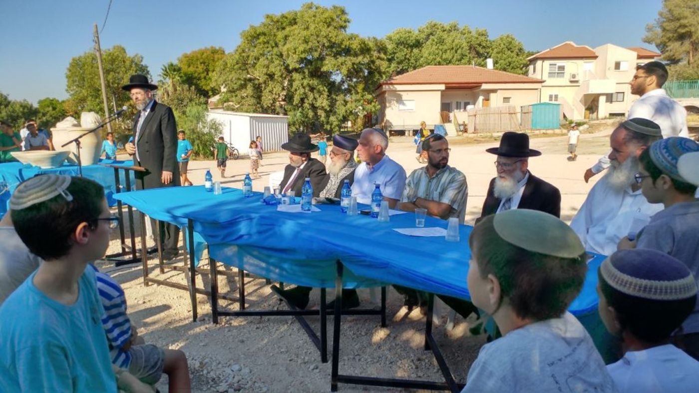 צפו: הלווית ספרי התורה בבית הכנסת שנשרף