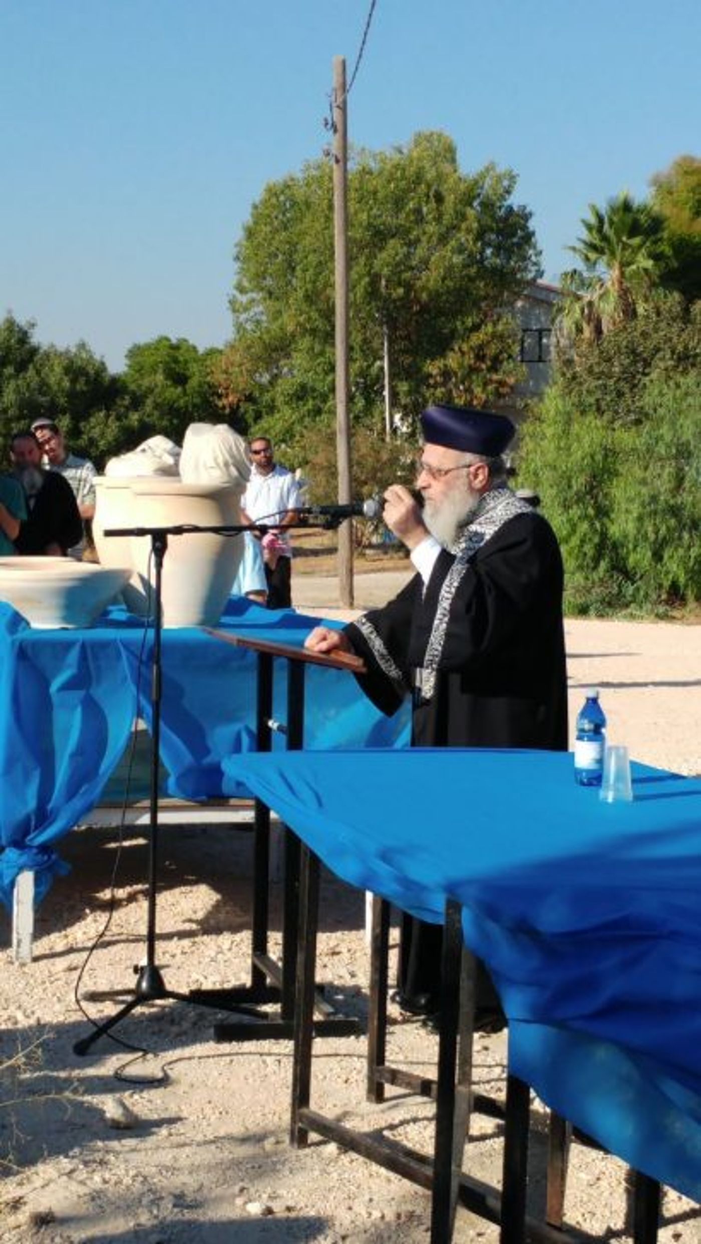 צפו: הלווית ספרי התורה בבית הכנסת שנשרף