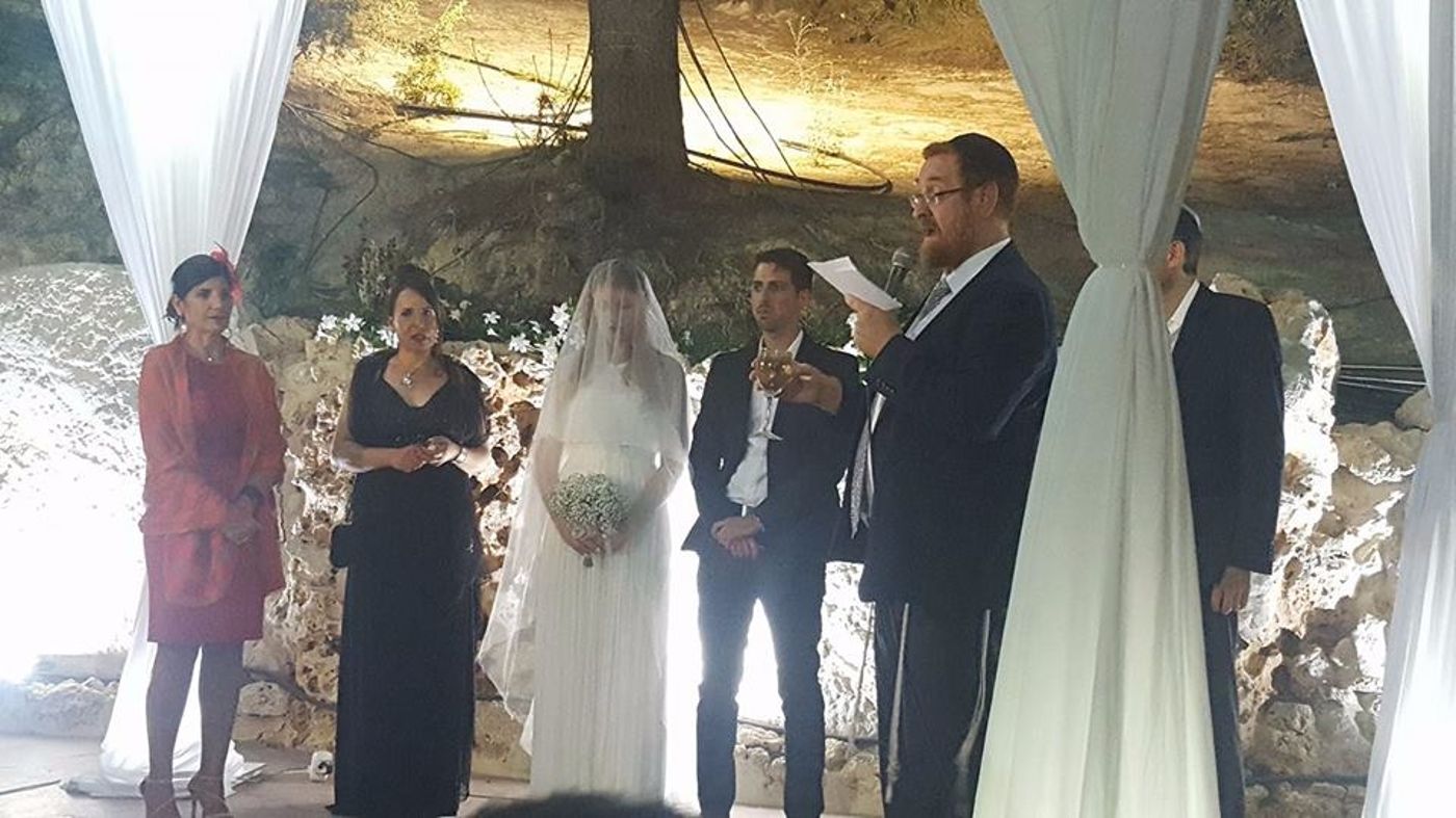 יהודה גליק עורך את החופה