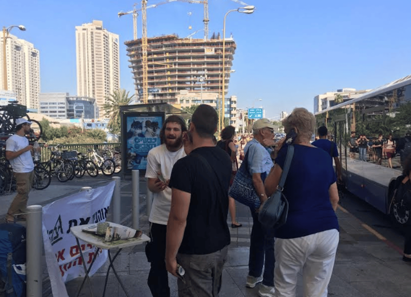 בעקבות הסקר: 'אחים לנשק' פשטו על הצמתים