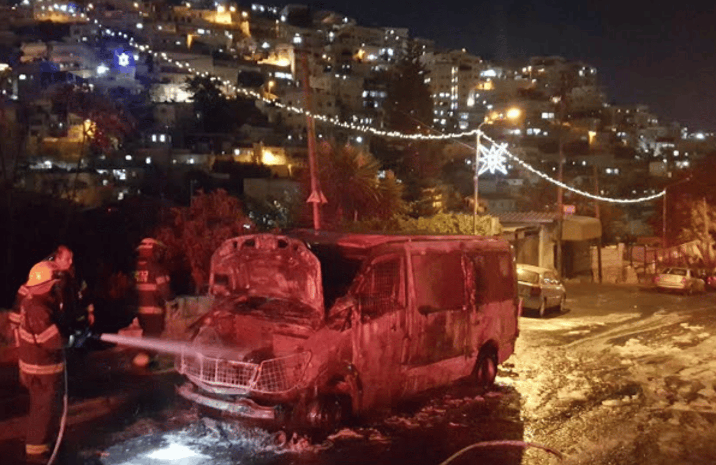 תיעוד: מחבלים שורפים רכב אבטחה בסילוואן. צפו